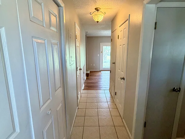 248 Oxford Ct — Photo 2