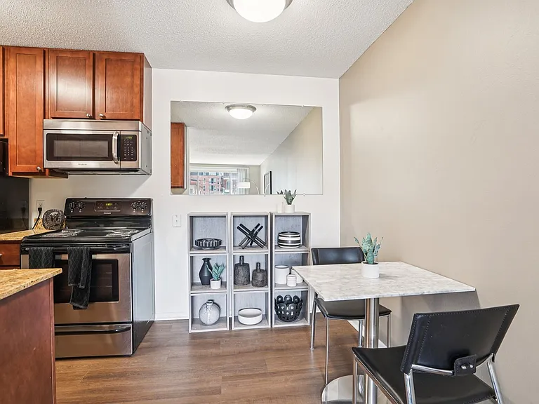 Uptown Square Apartments — Photo 7