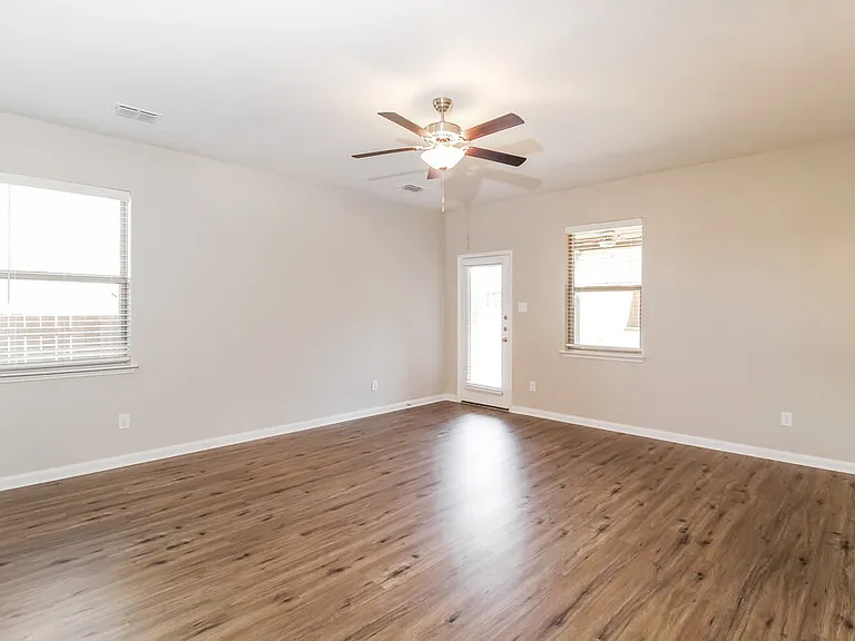 204 Aaron St — Photo 3