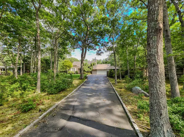 10 W Landing Rd, Hampton Bays, NY 11946