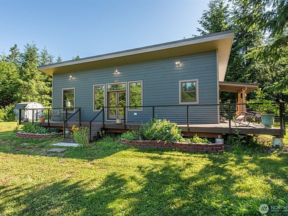 2nd image of 1833 Eaglemount Road