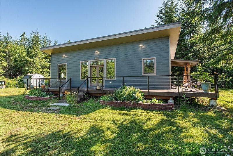 2nd image of 1833 Eaglemount Road