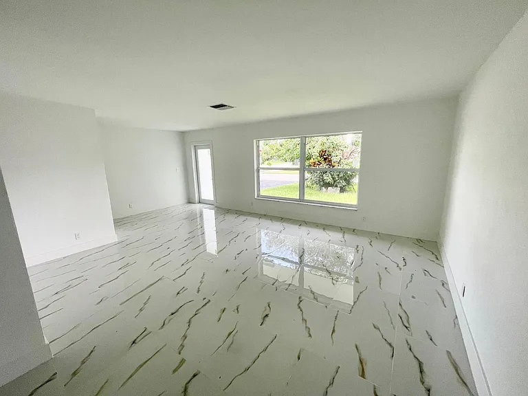6606 NW 95th Ave — Photo 3