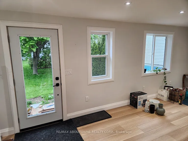 295 Queensdale Ave E — Photo 8
