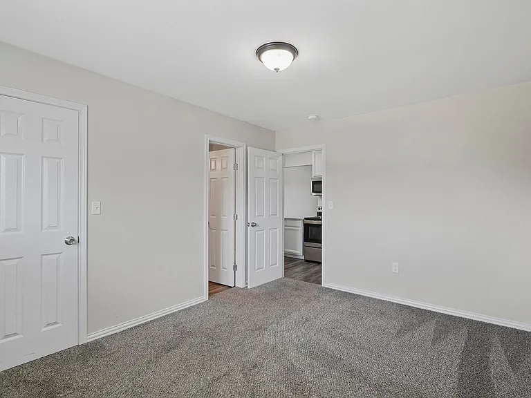 Oak Street Flats: Ranch Style Fully Remodeled Come Check Us Out — Photo 23