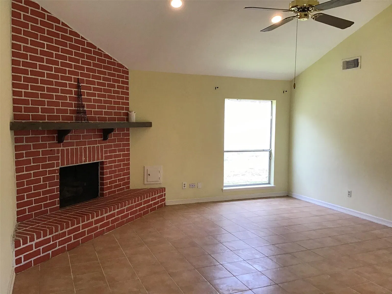 3 bed, 2.0 bath, 1901 sqft, $1,850 — Photo 2