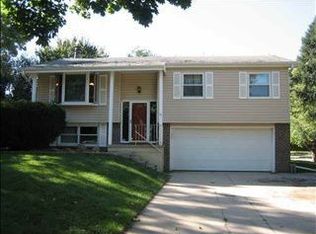 901 Cobblestone Dr, Lincoln, NE 68510