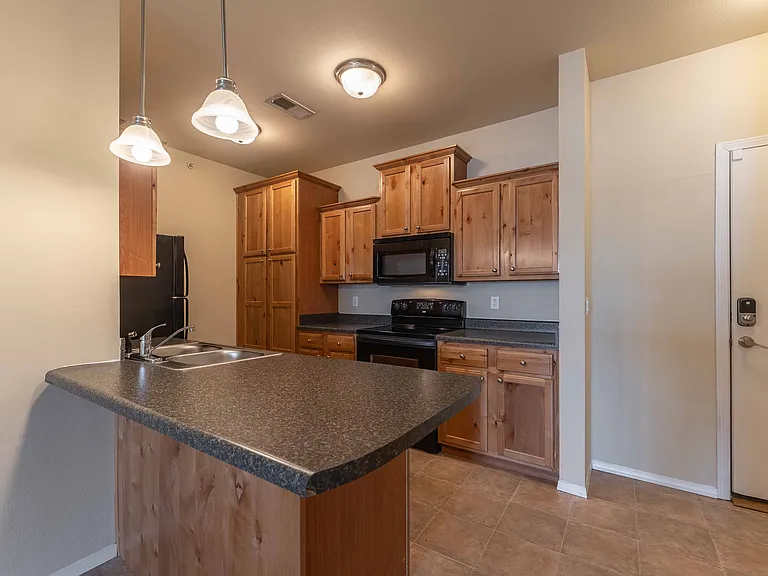 Coryell Courts Apartments — Photo 35