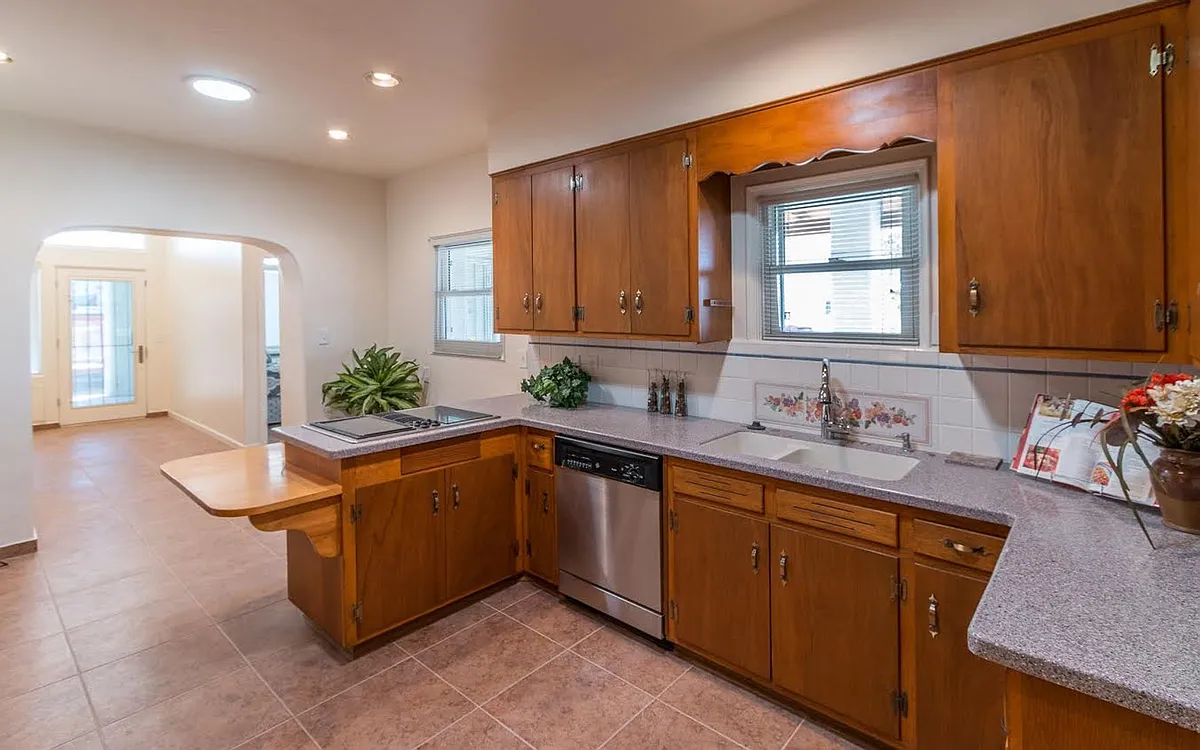 Building Photo - 1124 E 10th St #1