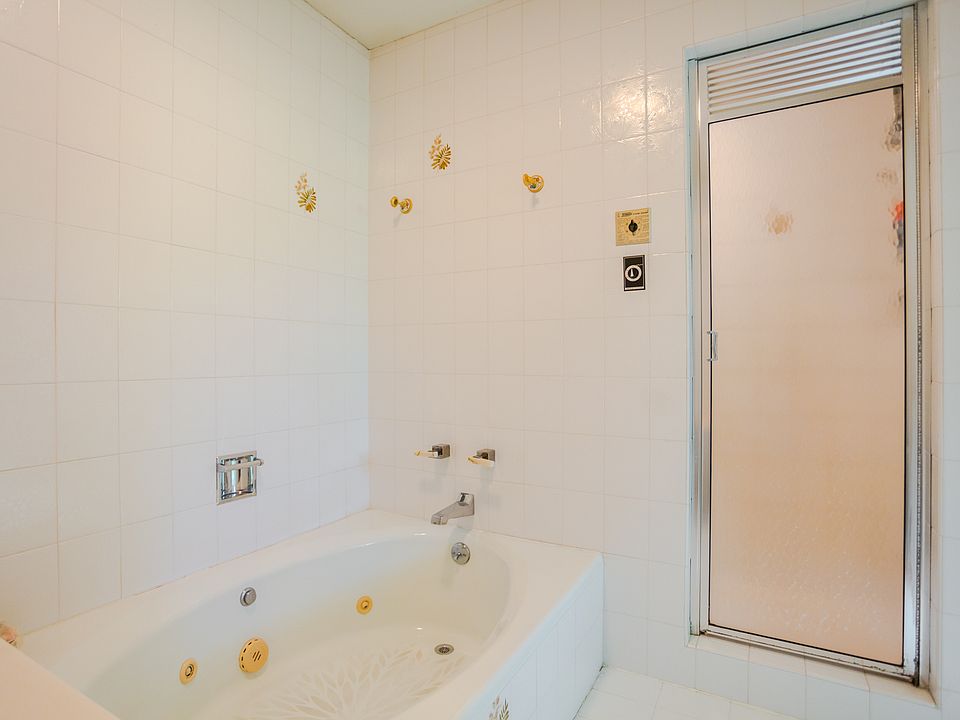 2nd image of 6 Kings Oak Ln
