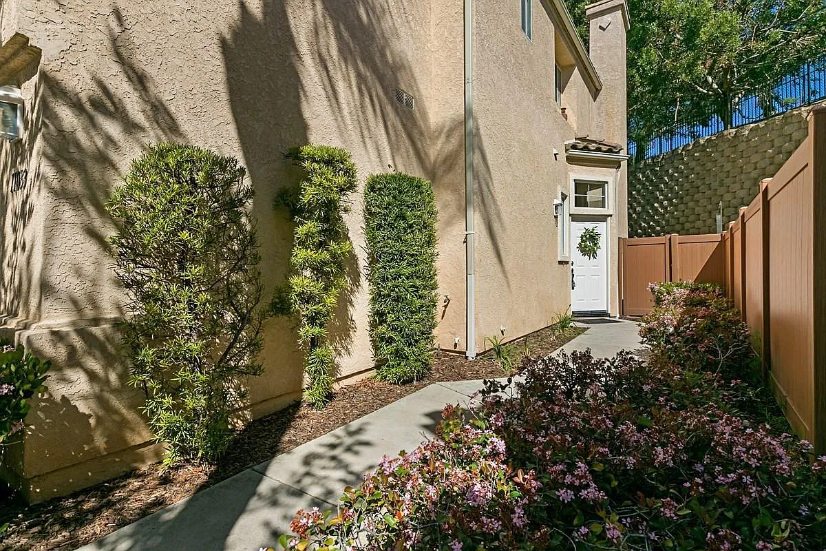 3 bed, 2.5 bath, 1417 sqft, $4,500 — Photo 3