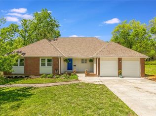 10706 Hillcrest Rd, Kansas City, MO 64134