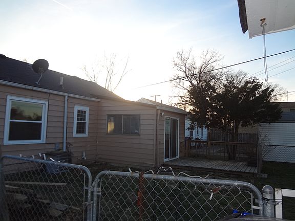 3rd image of 15602 Montrose Ave