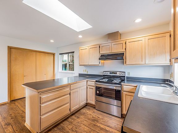 4th image of 1106 Avenue B