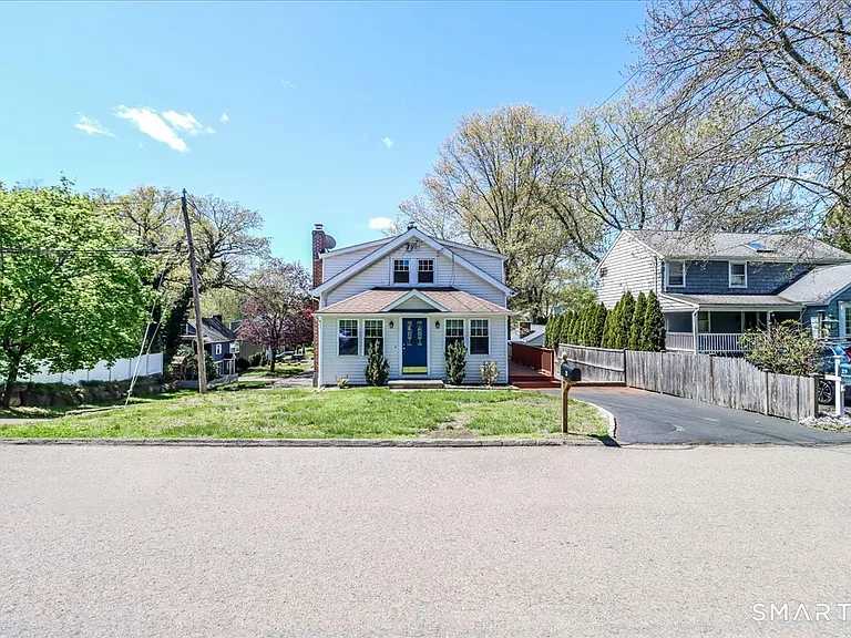25 Maplewood Ave — Photo 2
