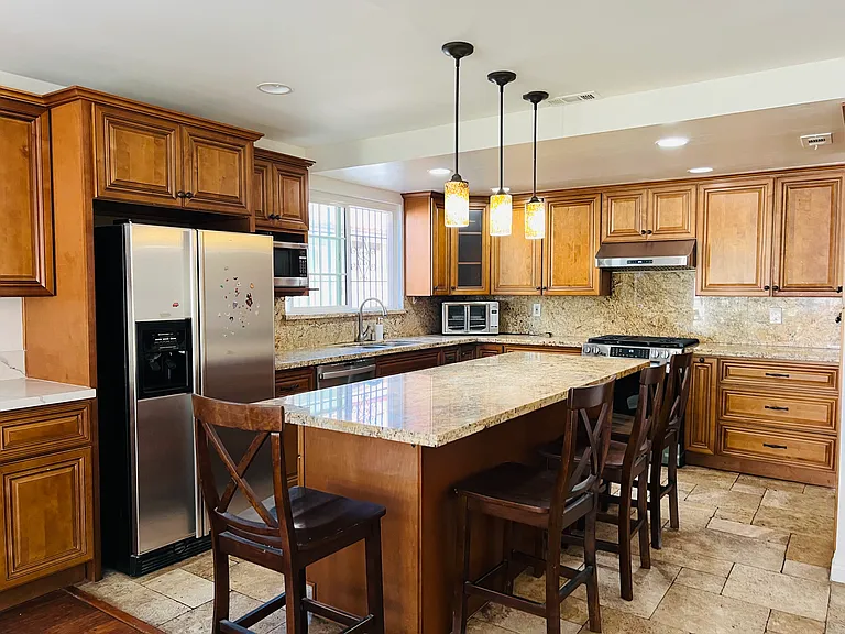 17215 Grayland Ave — Photo 4