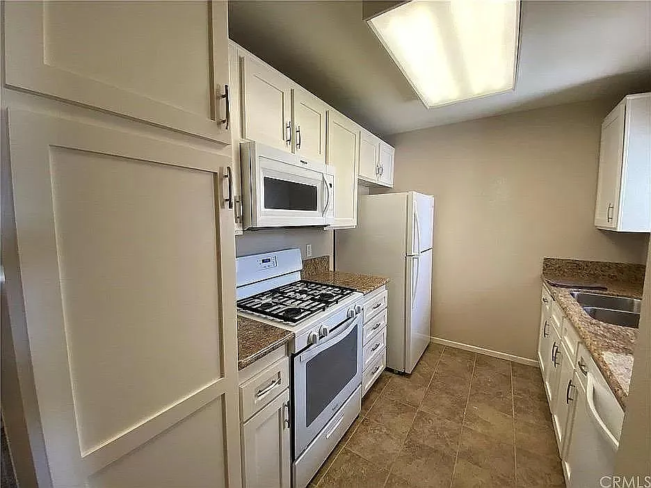 2 bed, 935 sqft, $2,295 — Photo 3