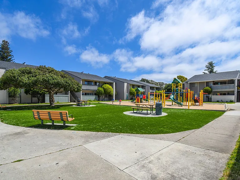 Emerald Bay Apartments — Photo 1