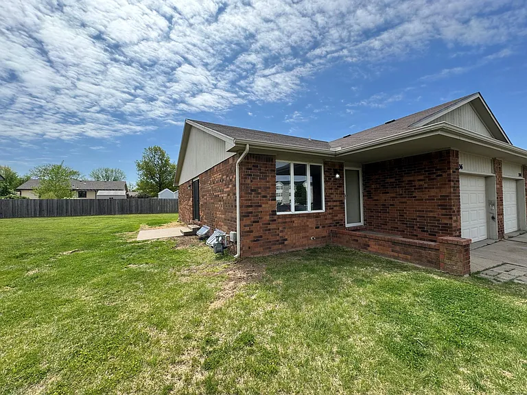 336 N Country Acres Ave — Photo 1
