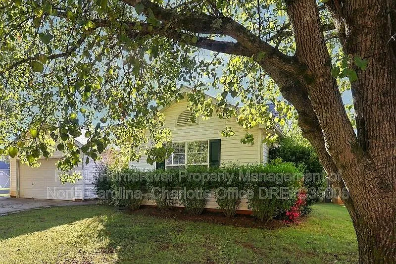 3 bed, 2.0 bath, 2080 sqft, $1,900 — Photo 2