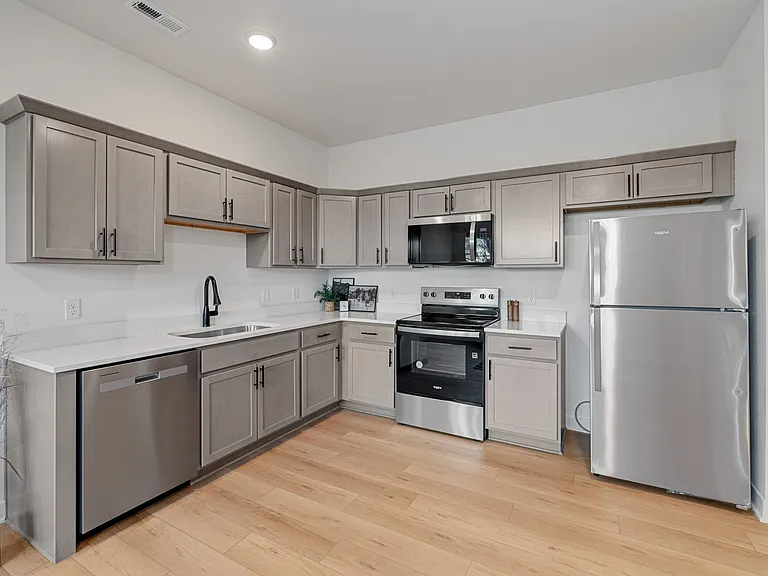 1216 SW Des Moines St #1 — Photo 6