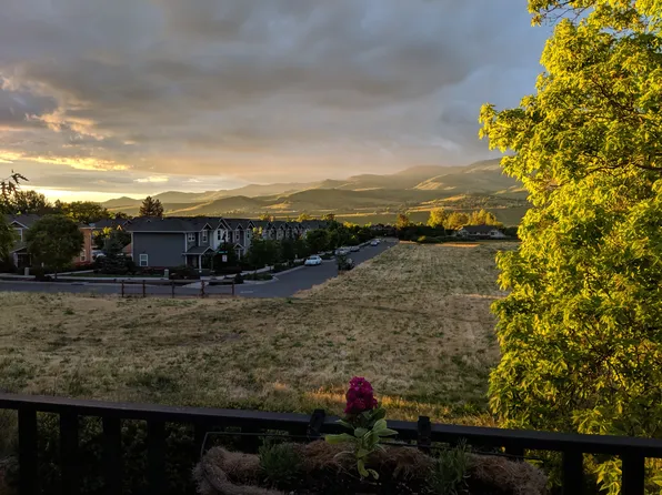 2282 McCall Dr, Ashland, OR 97520