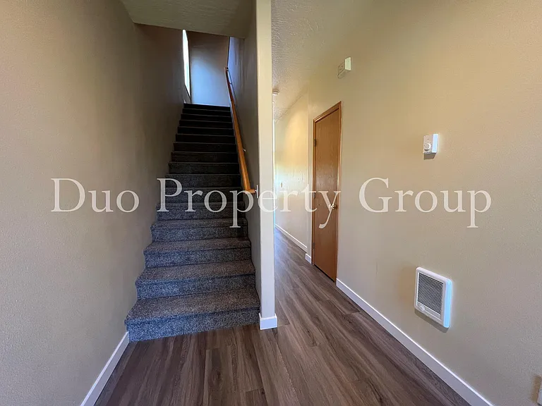 611 S 41st Ct — Photo 2