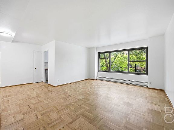 3rd image of 33-52 Crescent St APT 4C