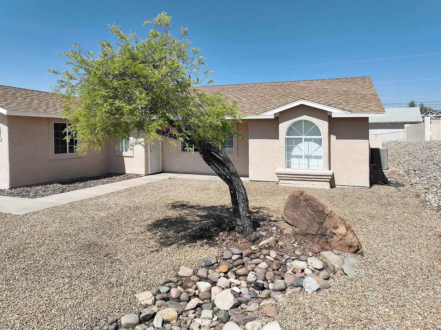4 bed, 1906 sqft, $2,400 — Photo 3