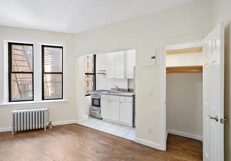 218 W 10th St #4G — Photo 4