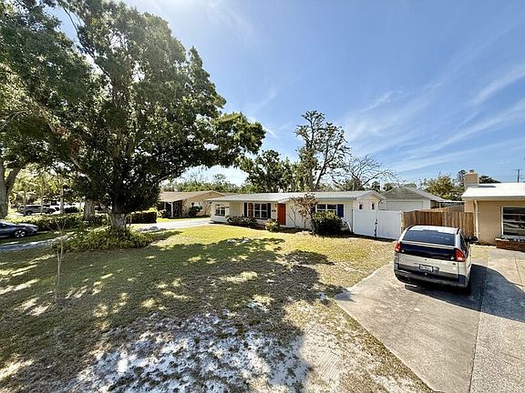 4th image of 1040 Alcazar Way S