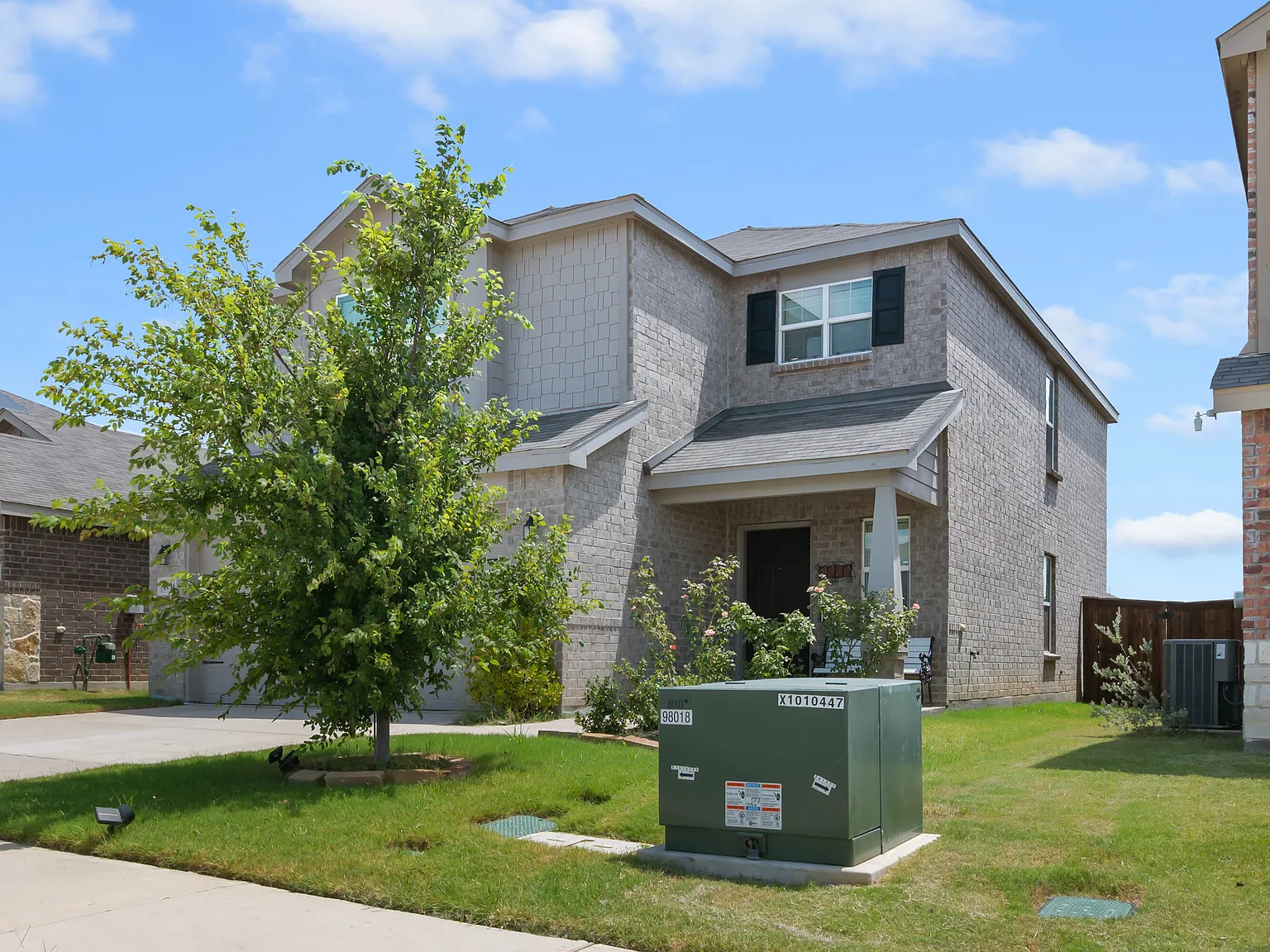 4 bed, 2121 sqft, $2,100 — Photo 2