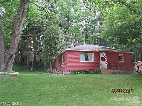 Beautifully landscaped yard, large trees, plenty of shade.