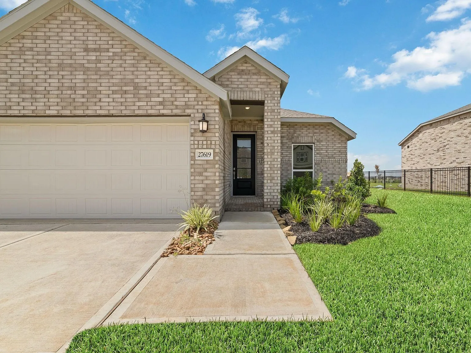 3 bed, 2.0 bath, 1600 sqft, $2,300 — Photo 3