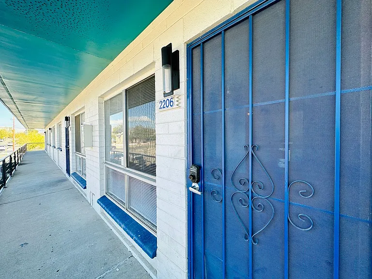 1 and 2 Bedrooms Great Location with Community Pool and Onsite Laundry! 1/2 of Mile from U of A — Photo 27