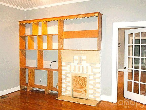 3rd image of 122 College St