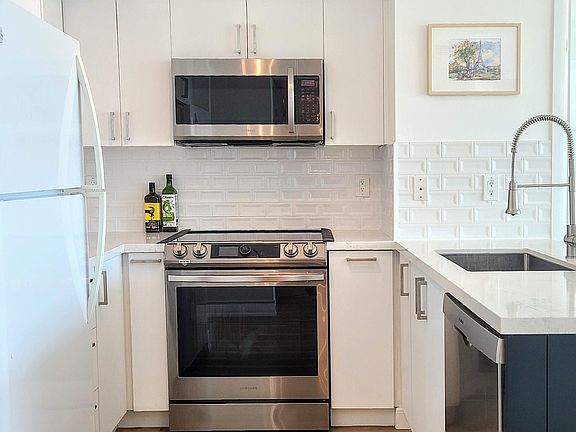 4th image of 219 Fort York Blvd Unit 611