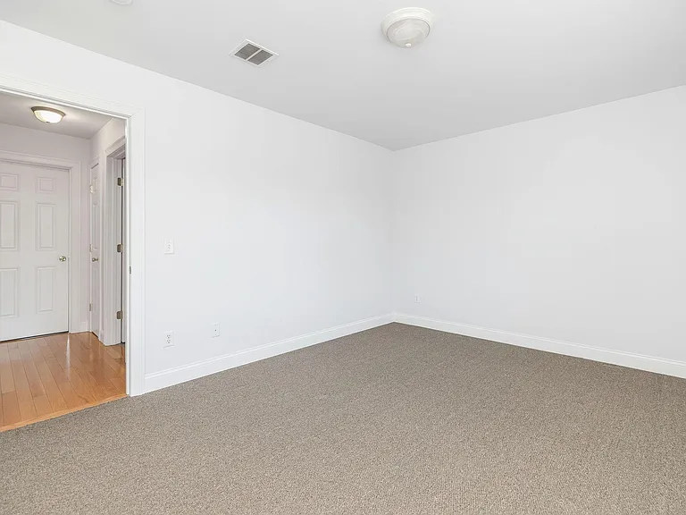 54 E Silver St #B — Photo 15