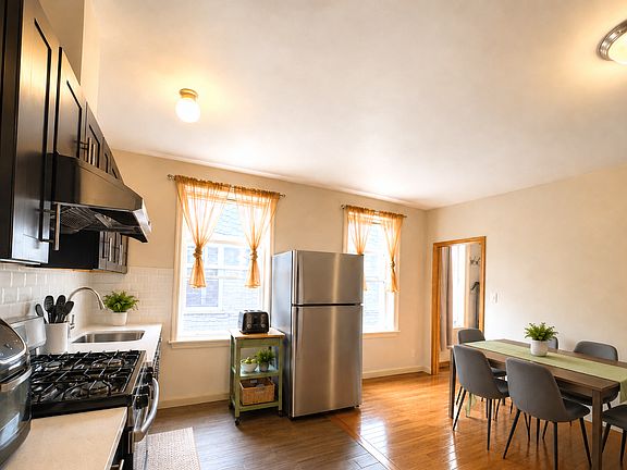 4th image of 132 E 93rd St #2A