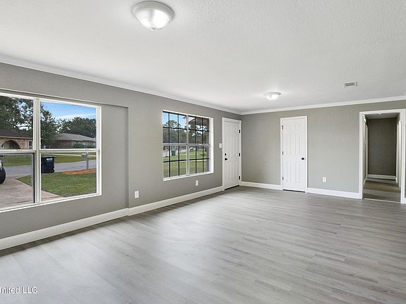 4th image of 2236 Woodside Dr
