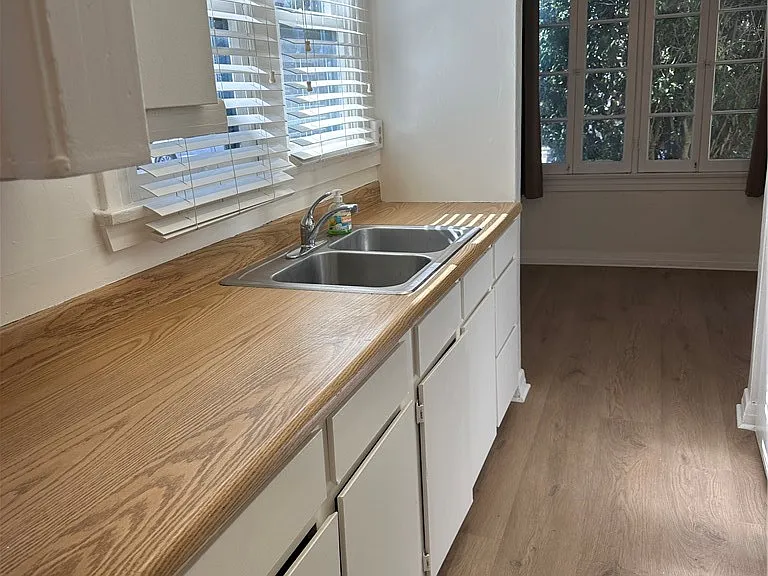 527 W 22nd St — Photo 8