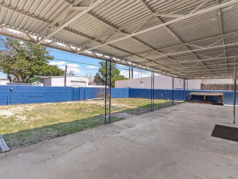 704 S Avenue C — Photo 29