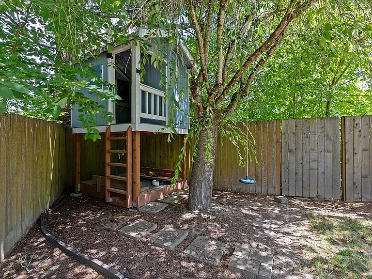 242 NE 49th Ave — Photo 6