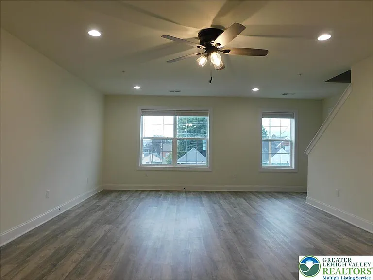 1549 Burkhardt St #C — Photo 17