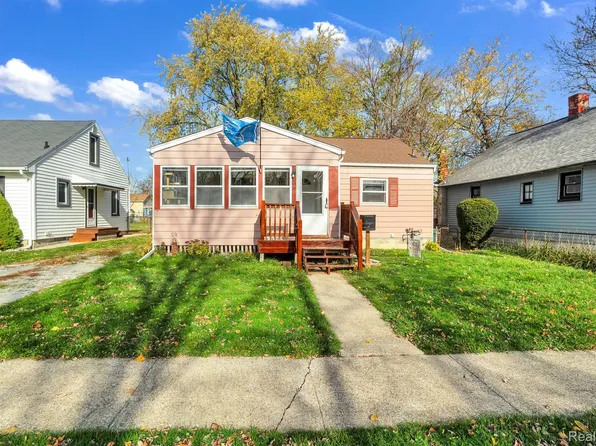 1513 McPherson St, Port Huron, MI 48060