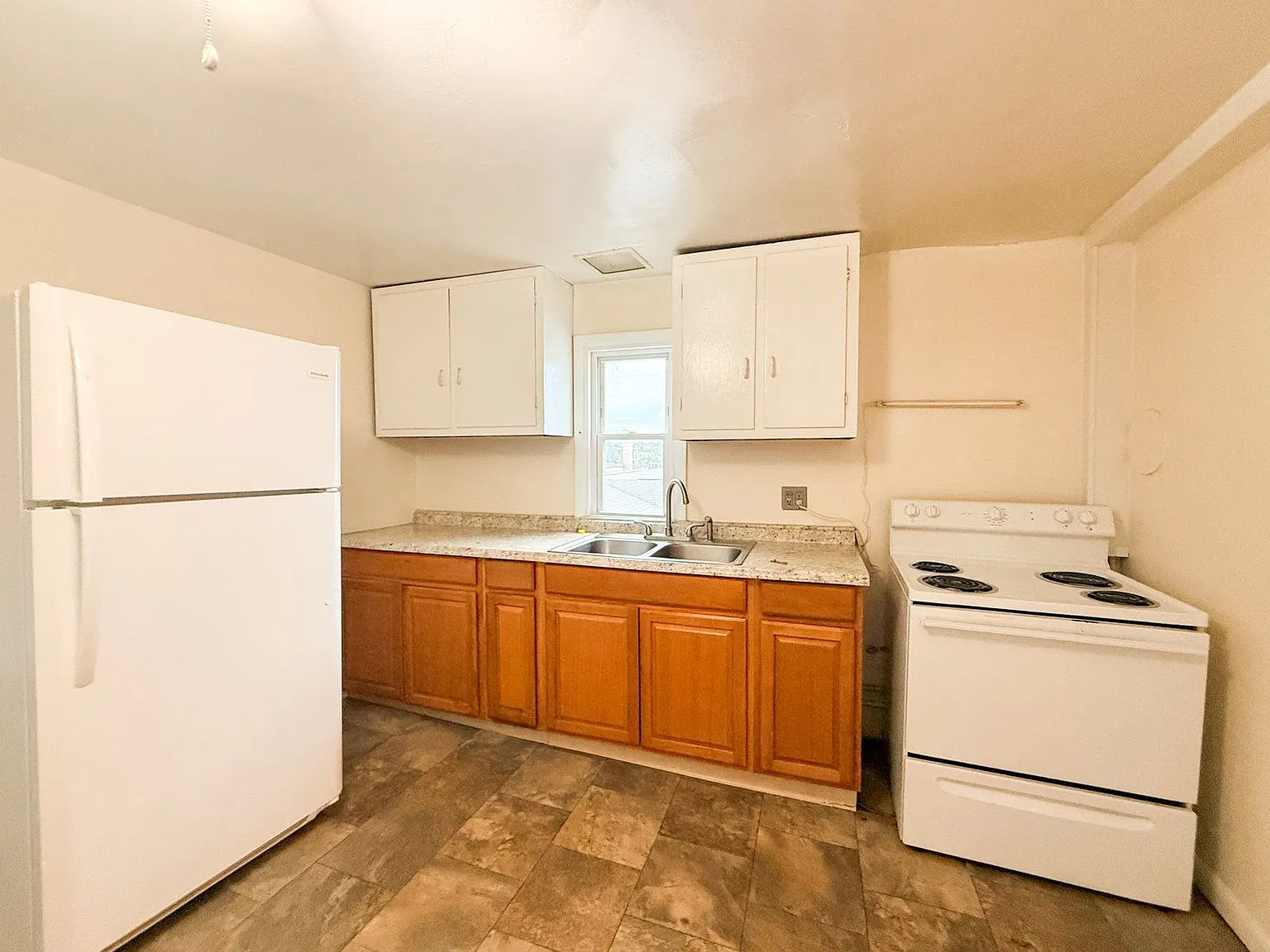 560 N Pine St — Photo 4
