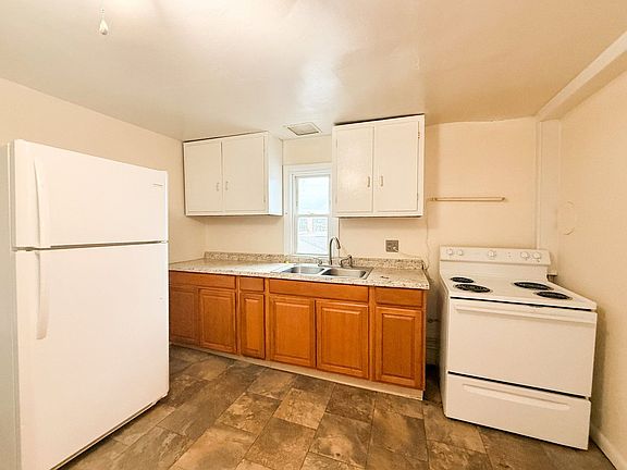 4th image of 560 N Pine St APT 2