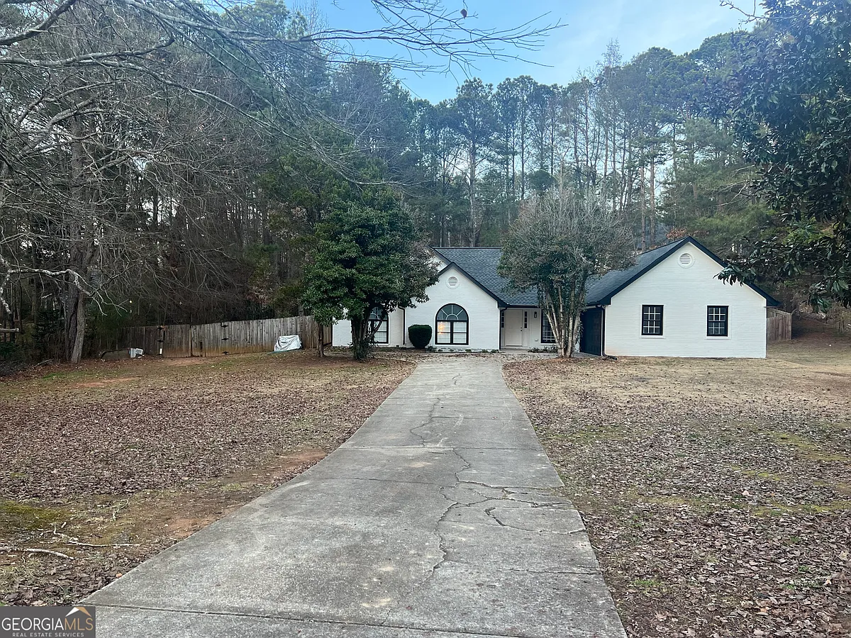 Photo 1 of 14 - 5455 Forest Falls Dr - Loganville, GA Primary Photo - 5455 Forest Falls Dr