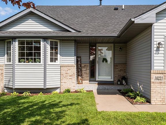 5th image of 10221 Washington Ct NE