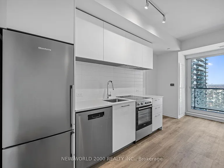 101 Roehampton Ave #2213 — Photo 4